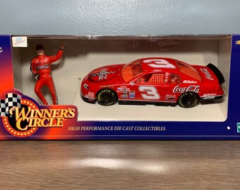 Vintage 1999 Dale Earnhardt # 3 Winnaars Cirkel NASCAR Coca-Cola Gegoten Metalen Verzamelbeeldjes Nieuw in doos Item Nr. 56591