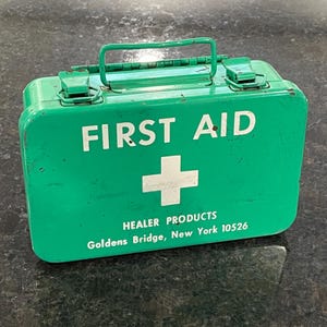 Kit di pronto soccorso vintage in metallo verde e bianco della Healer Products di Golden Bridge, NY, con contenuto originale.
