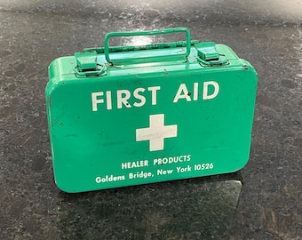 Botiquín de primeros auxilios vintage de metal verde y blanco de Healer Products, Golden Bridge, NY, con contenido original.