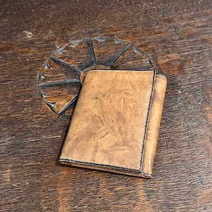 Cartera vintage de tres pliegues de cuero marrón fino de los años 80 y 90