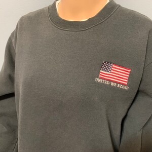 Vintage 1980-1990-talets United We Stand broderad amerikansk flagga blekt svart pullover rund halströja bild 8