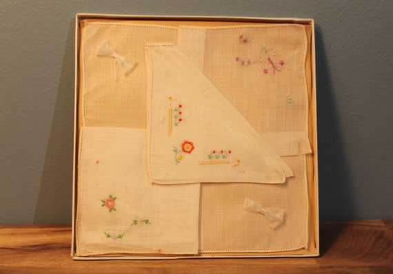 Vintage 1940s White Embroidered Handkerchiefs Flo… - image 9