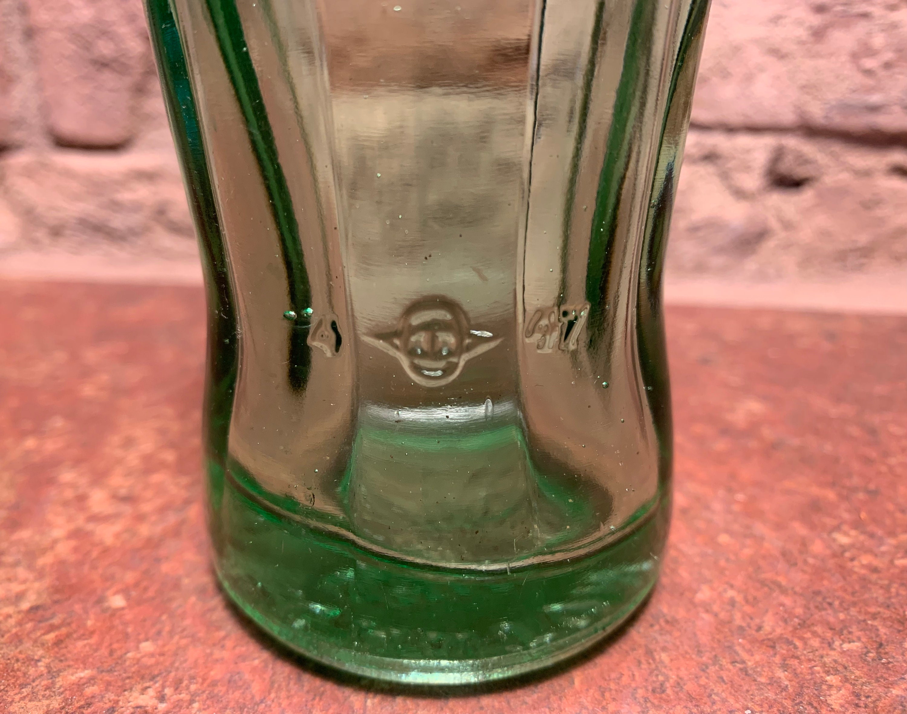 Vintage 1947 Coca-cola Collectible Hobbleskirt 6 Oz. Green Vintage 1947 Coca-cola Collectible Hobbleskirt 6 Oz. Green