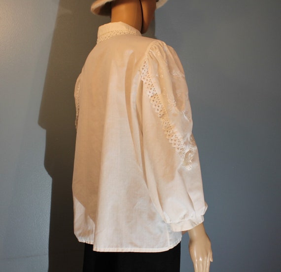 Vintage Welte Austria White Embroidered Floral Li… - image 3