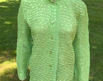 Blusa vintage feminina verde com babados e manga comprida com botões da coleção Pleats dos anos 1980-1990
