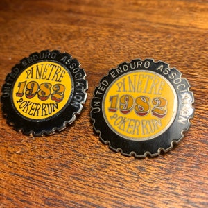 Vintage 1982 United Enduro Association Pinetre Poker Run Motorrad Club Metall Pins einzeln verkauft