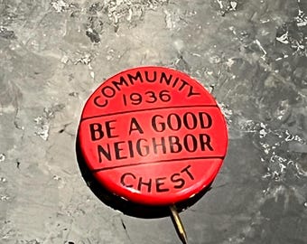 Vintage 1936 Community Chest Var en god granne röd nålknapp