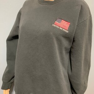 Vintage 1980-1990-talets United We Stand broderad amerikansk flagga blekt svart pullover rund halströja bild 6