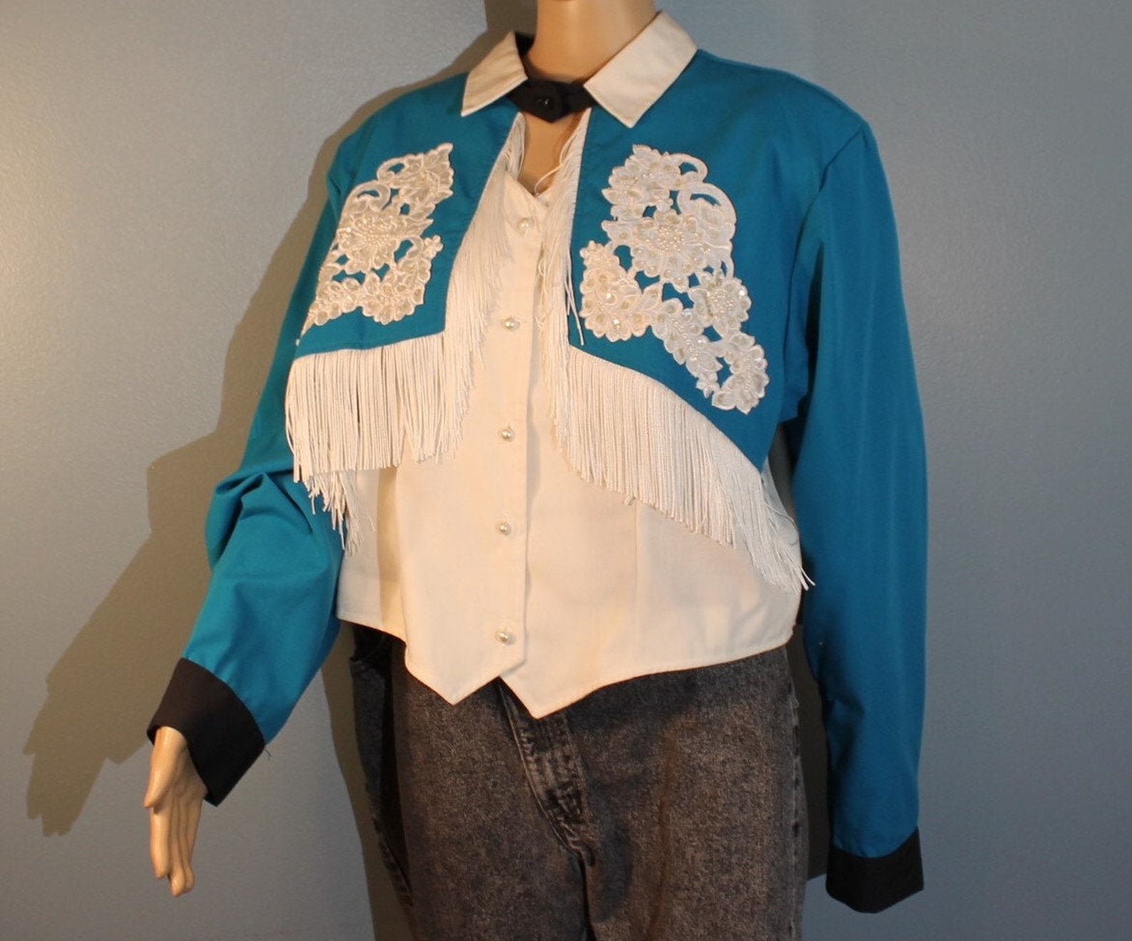 vintage-1970s-1980s-western-collection-blue-and-white-embroidered