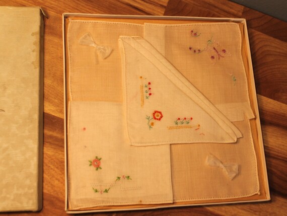 Vintage 1940s White Embroidered Handkerchiefs Flo… - image 7