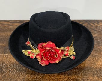 Sombrero de lana de ala negra vintage de la década de 1960 con flor roja y dorada