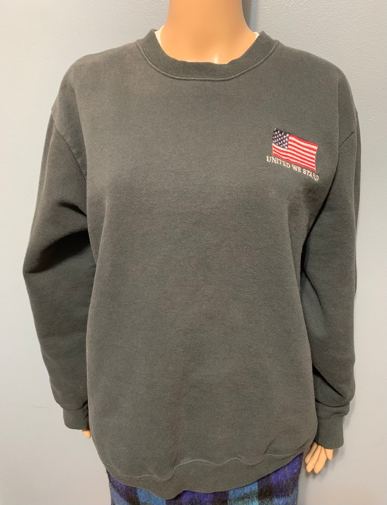 Vintage 1980-1990-talets United We Stand broderad amerikansk flagga blekt svart pullover rund halströja bild 1