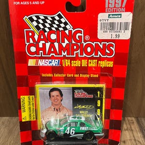 Edição Vintage NASCAR 1997 New Racing Champions Réplica em Escala 1/64 Carro de Corrida Wally #46 Inclui Cartão de Colecionador e Suporte de Exposição