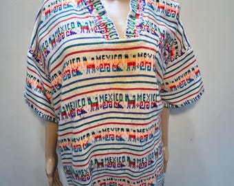 Vintage mitten av århundradet färgglad vitrandig mexikansk ullstrandponcho