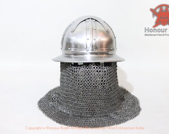 Op de afbeelding: Een zilveren helm met een kettingbaard. De helm heeft een afgeronde bovenkant en een brede rand. De kettingbaard bedekt de nek en het gezicht.