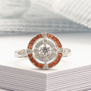 Anello antico in oro bianco ispirato all&#39;Art Déco con alone di diamanti e zaffiri arancioni, fede nuziale vintage con zaffiri e diamanti