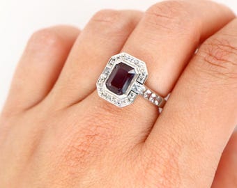 Anillo de zafiro cultivado en laboratorio en plata de ley con halo de circonitas cúbicas