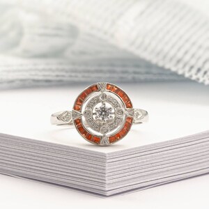 Anello antico in oro bianco ispirato all&#39;Art Déco con alone di diamanti e zaffiri arancioni, fede nuziale vintage con zaffiri e diamanti