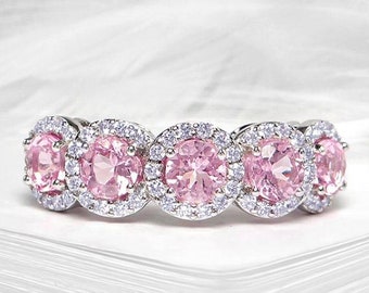 Anillo de eternidad con halo de oro blanco y zafiro rosa y diamantes