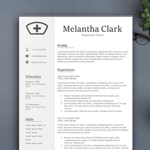 Może przedstawiać: Czarno-biały szablon CV z symbolem pielęgniarki w lewym g&oacute;rnym rogu. CV jest dla Melanthy Clark, zarejestrowanej pielęgniarki. CV zawiera sekcje dotyczące profilu, doświadczenia, wykształcenia i umiejętności.