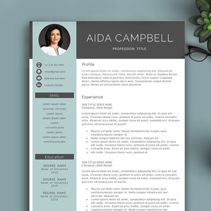 Puede incluir: Un curr&iacute;culum de Aida Campbell con una foto profesional, informaci&oacute;n de contacto, habilidades, experiencia y secciones de educaci&oacute;n. El curr&iacute;culum est&aacute; dise&ntilde;ado con un esquema de color gris y azul.