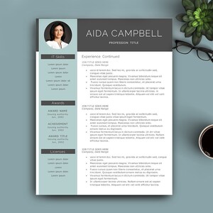 Puede incluir: Un curr&iacute;culum de Aida Campbell con una foto profesional. El curr&iacute;culum incluye una lista de habilidades inform&aacute;ticas, premios, licencias y experiencia. El curr&iacute;culum est&aacute; formateado con un fondo azul claro y texto gris oscuro.