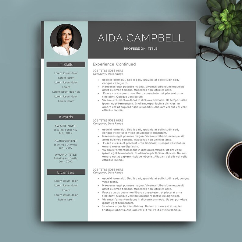 Puede incluir: Un curr&iacute;culum de Aida Campbell con una foto profesional. El curr&iacute;culum incluye una lista de habilidades inform&aacute;ticas, premios, licencias y experiencia. El curr&iacute;culum est&aacute; formateado con un fondo azul claro y texto gris oscuro.