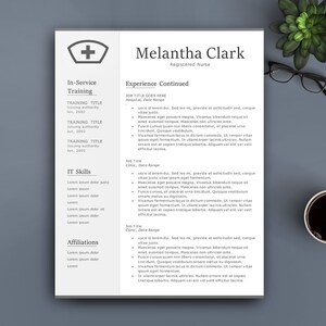 Może przedstawiać: Czarno-biały szablon CV dla zarejestrowanej pielęgniarki o imieniu Melantha Clark. CV zawiera sekcje dotyczące szkoleń w miejscu pracy, umiejętności informatycznych i afiliacji. CV zawiera r&oacute;wnież sekcję dotyczącą kontynuacji doświadczenia, w kt&oacute;rej wymieniono trzy stanowiska wraz z opisami obowiązk&oacute;w i umiejętności wymaganych dla każdego stanowiska.