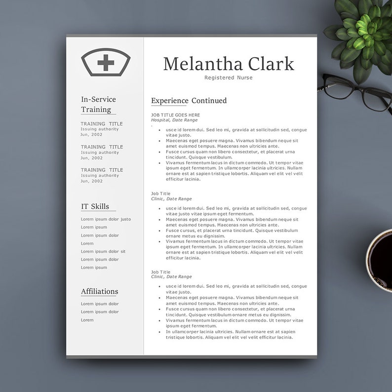 Może przedstawiać: Czarno-biały szablon CV dla zarejestrowanej pielęgniarki o imieniu Melantha Clark. CV zawiera sekcje dotyczące szkoleń w miejscu pracy, umiejętności informatycznych i afiliacji. CV zawiera r&oacute;wnież sekcję dotyczącą kontynuacji doświadczenia, w kt&oacute;rej wymieniono trzy stanowiska wraz z opisami obowiązk&oacute;w i umiejętności wymaganych dla każdego stanowiska.