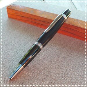 Stylo bille en bois "Grenadille",Stylo fait main, Handmade, Woodpen, Tournage bois, Woodturning, Idée cadeau originale, Pièce unique