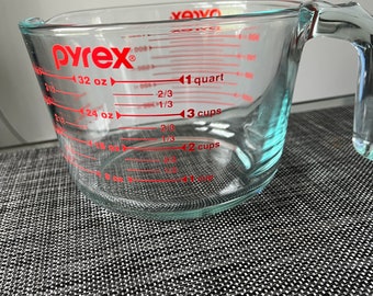 Durchsichtiger Pyrex-Messbecher, blaugrüne Tönung, metrisch, 1000 ml, 1 Liter, J-Griff, roter Aufdruck, Vintage 1 Quaty, 32 Unzen