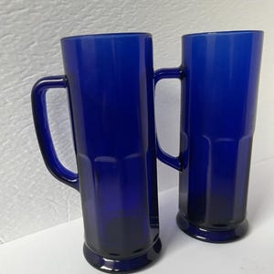 Bierpul van kobaltblauw glas. Vintage glazen mok 16 oz 8 1/4 hoog met panelen met ribbels. Zwaar en stevig