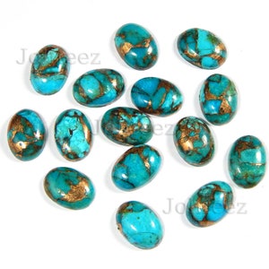 Puede incluir: Una colecci&oacute;n de 14 cabujones ovalados de turquesa con motas doradas. Las piedras son de varios tonos de azul y verde, y algunas tienen una mota dorada m&aacute;s pronunciada que otras.