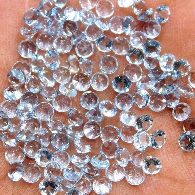 Pedra preciosa topázio azul-celeste: lapidação redonda facetada, 3-10 mm, fundo plano imagem 1