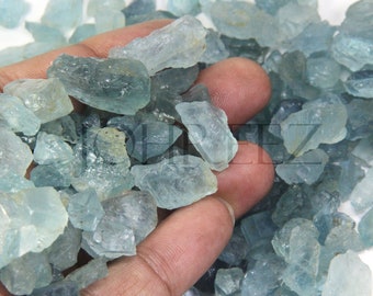 Pedra bruta de água-marinha natural: cristal azul bruto