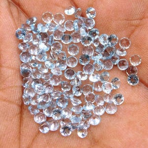 Pedra preciosa topázio azul-celeste: lapidação redonda facetada, 3-10 mm, fundo plano imagem 2