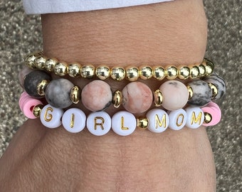 Set mit 3 Armbändern Mädchen Mom Gold Stack • Mädchen Mom Stacking Armband • Benutzerdefinierte Wort Armband • Geschenk für Mama • Girl Mom Geschenk Set • Personalisiert