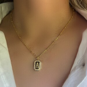 GULDFYLLD Bokstav Halsband • Guldfärgat Fyrkantigt Initialhänge Halsband • Fyrkantig Alfabetsmedaljong • Minimalistiskt Halsband • Halsband i Lager