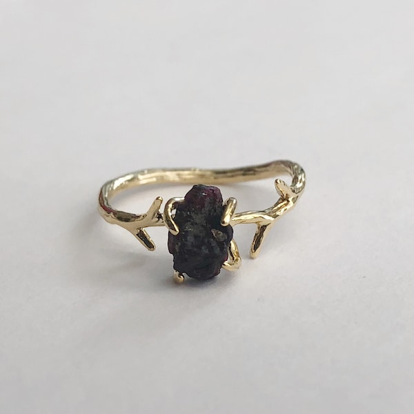 Raw Garnet Crystal Branch Band Ring, Rose Gold Twig Ring, Antler Ring, Woodland Ring, Statement Ring, Nature jewelry, Tree Branch Witch Ring