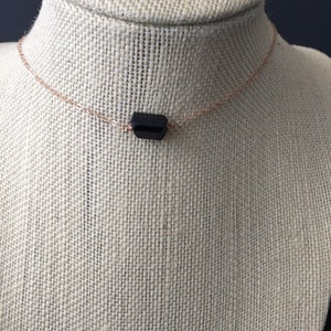 Surowy naszyjnik z czarnego turmalinu, naszyjnik Schorl, pojedynczy naszyjnik z różowego złota, amulet ochronny, naszyjnik z surowego kryształu Naszyjnik antylękowy