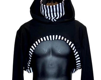 Op de afbeelding: Een zwarte, kort model hoodie met lange mouwen en een hoge kraag met een zwart-wit verticaal streeppatroon. Het kledingstuk is voorzien van bijpassende zwart-wit gestreepte mouwboorden en een gestreepte bies langs de gebogen zoom.