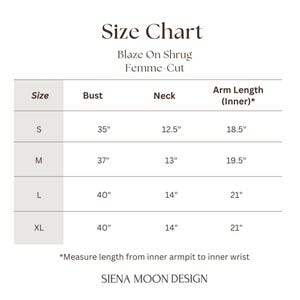 Op de afbeelding: Een maattabel voor het kledingstuk "Blaze On Shrug Femme-Cut". De tabel bevat borst-, nek- en armlengtematen in inches voor de maten S, M, L en XL. De tekst "SIENA MOON DESIGN" staat onderaan.