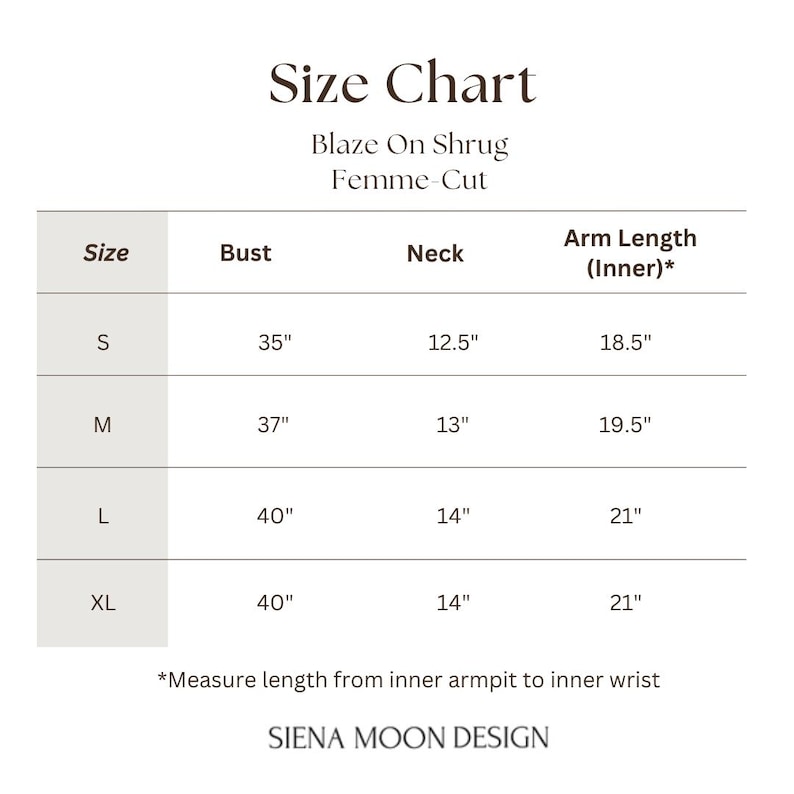 Op de afbeelding: Een maattabel voor het kledingstuk "Blaze On Shrug Femme-Cut". De tabel bevat borst-, nek- en armlengtematen in inches voor de maten S, M, L en XL. De tekst "SIENA MOON DESIGN" staat onderaan.