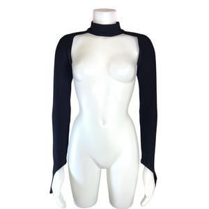 Op de afbeelding: Zwart top met lange mouwen met een hoge halslijn en een open borst- en rugontwerp. De mouwen lopen door tot de polsen, met een duimgat. De top wordt getoond op een witte mannequin.