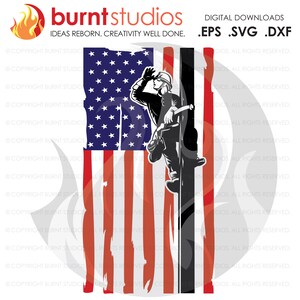 Op de afbeelding: Een zwart-wit silhouet van een elektricien die een elektriciteitspaal beklimt, met een verweerde Amerikaanse vlag op de achtergrond. De elektricien draagt een helm en salueert. De tekst "burnt studios" staat bovenaan de afbeelding.