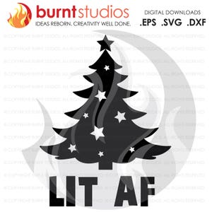 以下が含まれることがあります： 星がついたクリスマスツリーの白黒シルエット。ツリーの下に「LIT AF」という文字があります。
