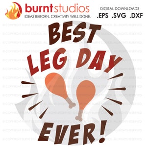 Op de afbeelding: Een witte achtergrond met een rode en bruine grafische afbeelding met de tekst "Best Leg Day Ever!" met twee oranje kippenpoten aan weerszijden van de tekst.
