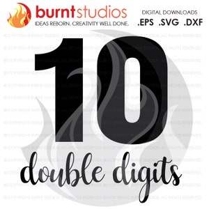 Könnte beinhalten: Schwarz-weißer digitaler Download der Zahl 10 mit einem stilisierten Flammen-Design. Der Text "double digits" befindet sich unter der Zahl. Der Text "burnt studios" befindet sich oben im Bild mit dem Text "IDEAS REBORN. CREATIVITY WELL DONE." darunter.