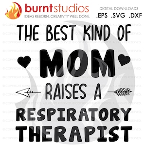 Könnte beinhalten: Schwarzweißes Grafikdesign mit dem Text "The Best Kind of Mom Raises a Respiratory Therapist". Das Design enthält zwei Herzen und zwei Pfeile.