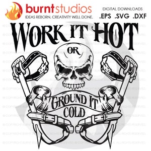 Op de afbeelding: Zwart-wit grafisch ontwerp met een schedel en gekruiste beenderen. De tekst luidt "Work it hot or ground it cold".